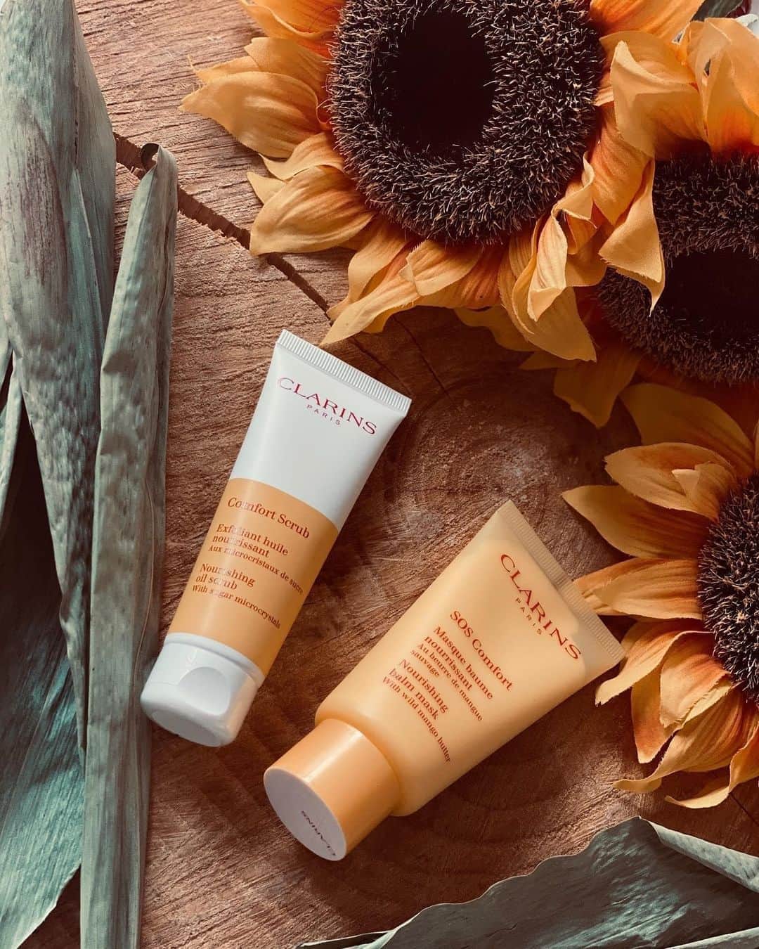 ClarinsUKさんのインスタグラム写真 - (ClarinsUKInstagram)「Hands up if you love Autumn as much as we do 🙋🏼‍♀️ There's no better time to get cosy and indulge in a little self-care.  - Comfort Scrub: A nourishing oil scrub with sugar microcrystals for dry, sensitive skin - SOS Comfort: an ultra-rich balm in a nourishing mask that softens and comforts the skin  [📸 @barbara.m.velasco]  What's your favourite self-care routine? ✨」10月19日 1時01分 - clarinsuk