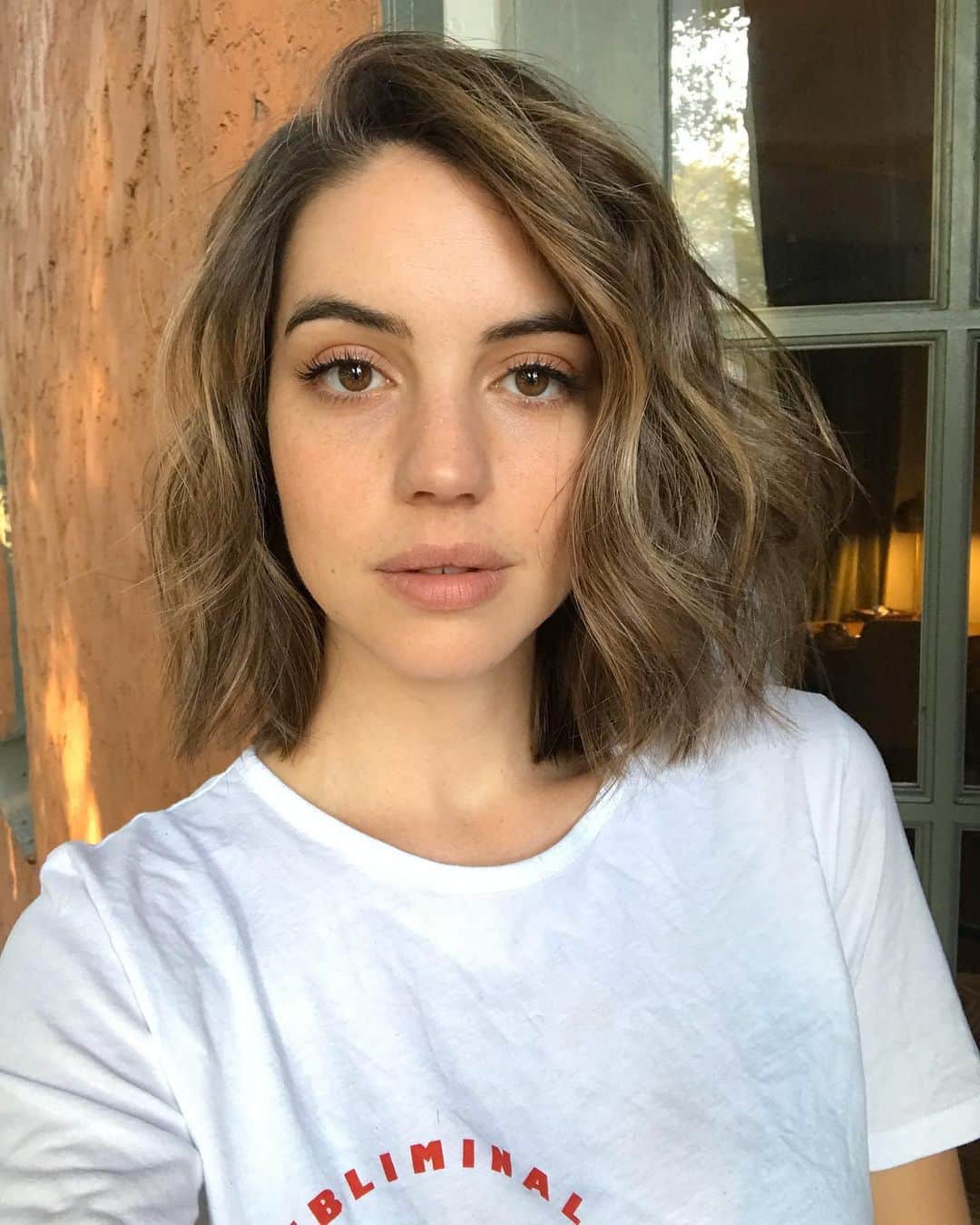 アデレード・ケインのインスタグラム：「Low key missing short hair and highlights 💀 Q&A for OUAT fans! What do you wanna know? Make sure you check out my @youtube for answer video next week 🥰」