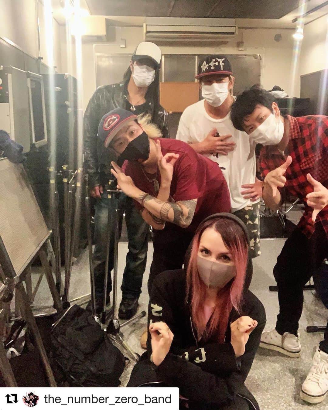 のインスタグラム：「ちゃんとやることやってきたから！笑😂  #Repost @the_number_zero_band with @get_repost ・・・ 今日は配信見てくれた人のみんなさんありがとうございました‼︎🖤あの後の新曲の合わせいい感じにできて、21日のライブのリハーサルもやってて、楽しみにしてきました〜！ Thanks to everyone who watched our livestream today!!🖤 After that we practiced the new song all together for the first time and it’s coming together nicely!! We also did rehearsals for the online show on the 21st.! Can’t wait to be back on stage!  #bandpractice #japan #livestream #TheNumberZero #バンド練習 #配信 #イチナナ #ナンゼロ」