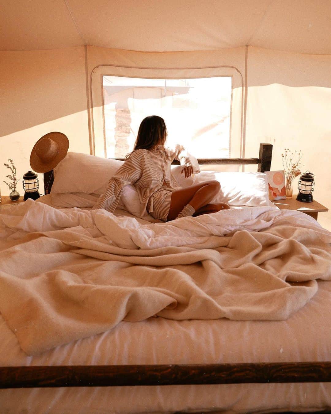 ジュリー・サリニャーナのインスタグラム：「First time glamping! 💫 @revolve #campREVOLVE」