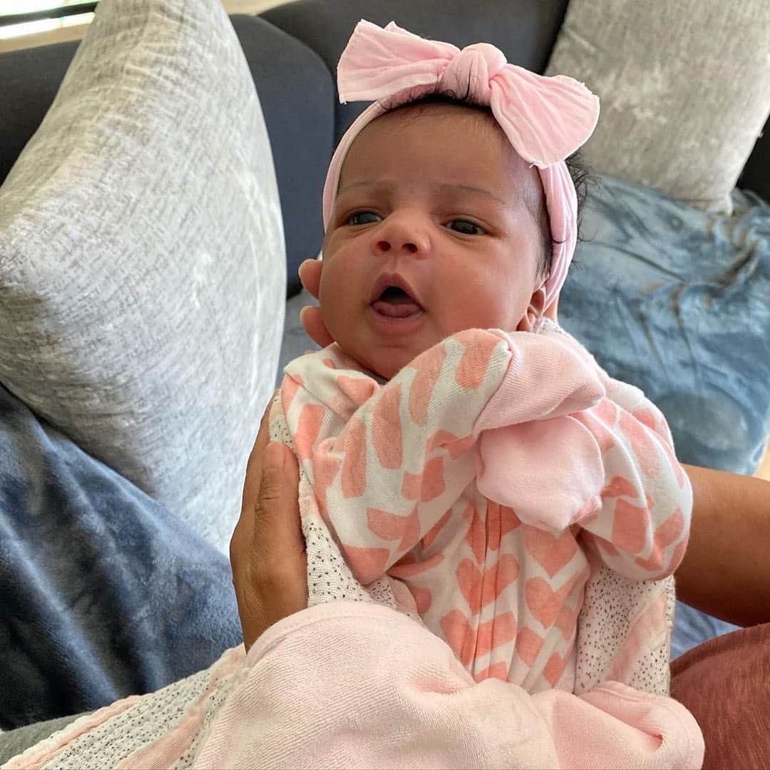 People Magazineさんのインスタグラム写真 - (People MagazineInstagram)「Kevin Hart is sharing an adorable photo of his 2-week-old daughter Kaori Mai. 💗 "All I can do is smile," he captioned the post. Swipe to see.  #Regram @kevinhart4real」10月19日 1時09分 - people