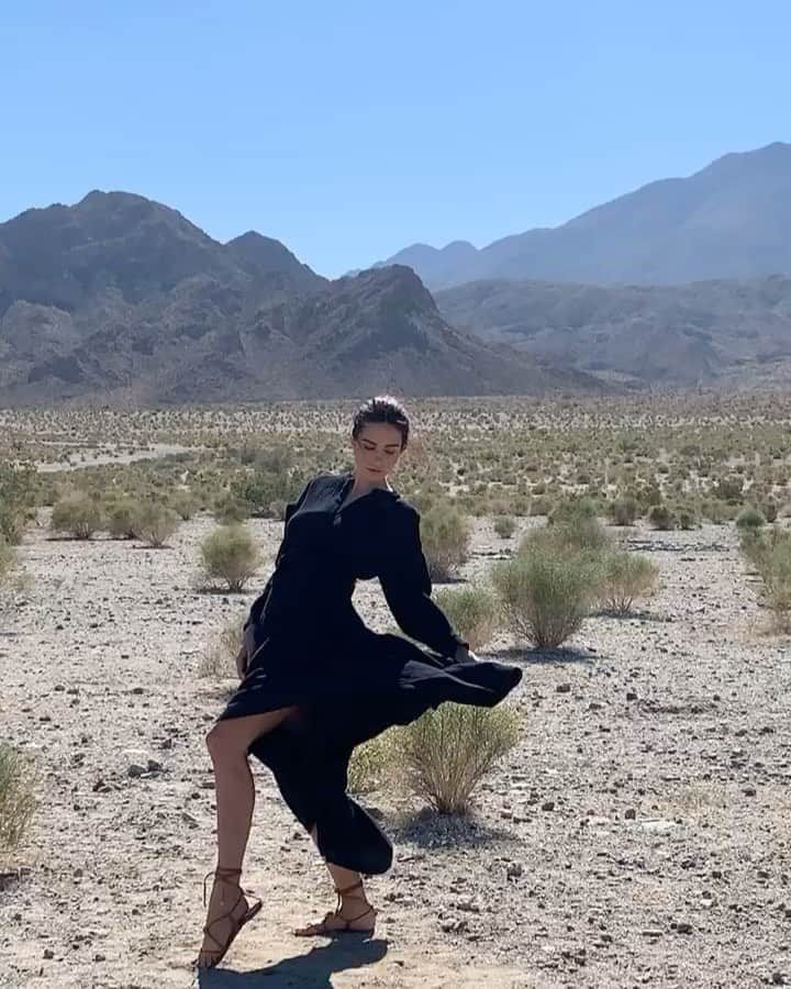 ハイディメリックのインスタグラム：「Me trying to get my husbands attention. 😂 🖤」