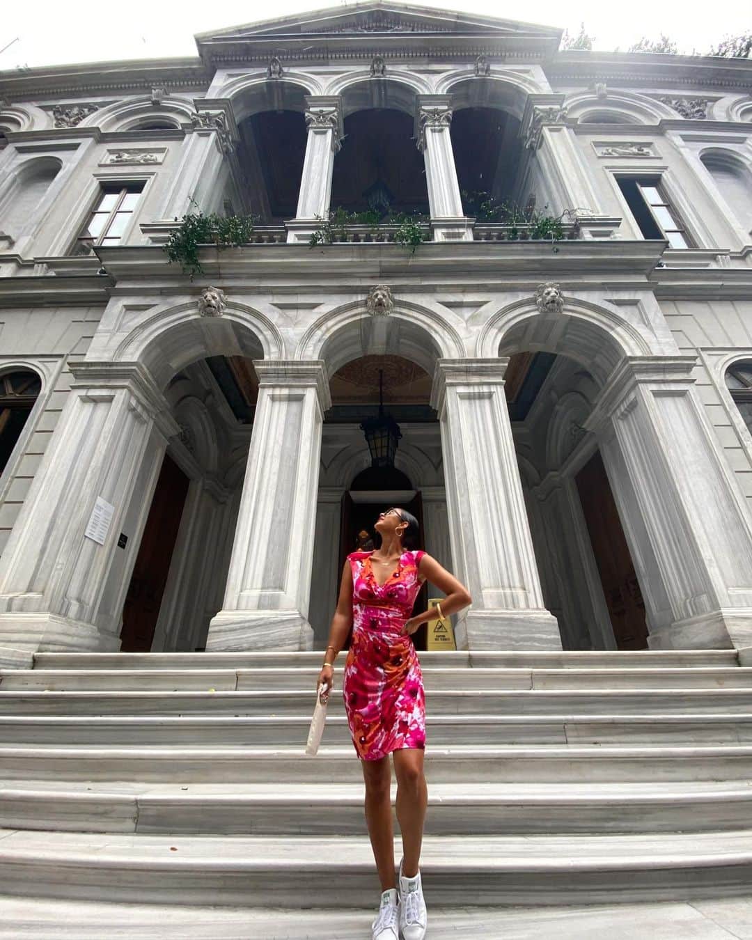 ジョーディン・テイラーのインスタグラム：「Soho House Istanbul- once the American Consulate in Turkey. This ornate italian-style mansion was home to lavish parties, contained hidden CIA floors, and was a hideout for US spies. Nowadays it’s a “no photos allowed” social club and the source of my one-too-many Picante De La Casas 🍹」