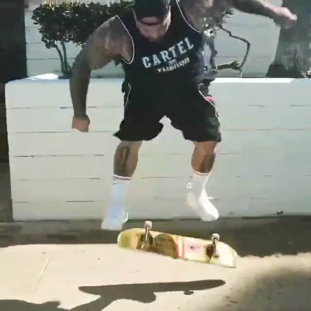 のインスタグラム：「Ever seen a 300 lb heelflip!? 🤯 @bigscboy   #Skateboarding #Fitness #MonsterEnergy」