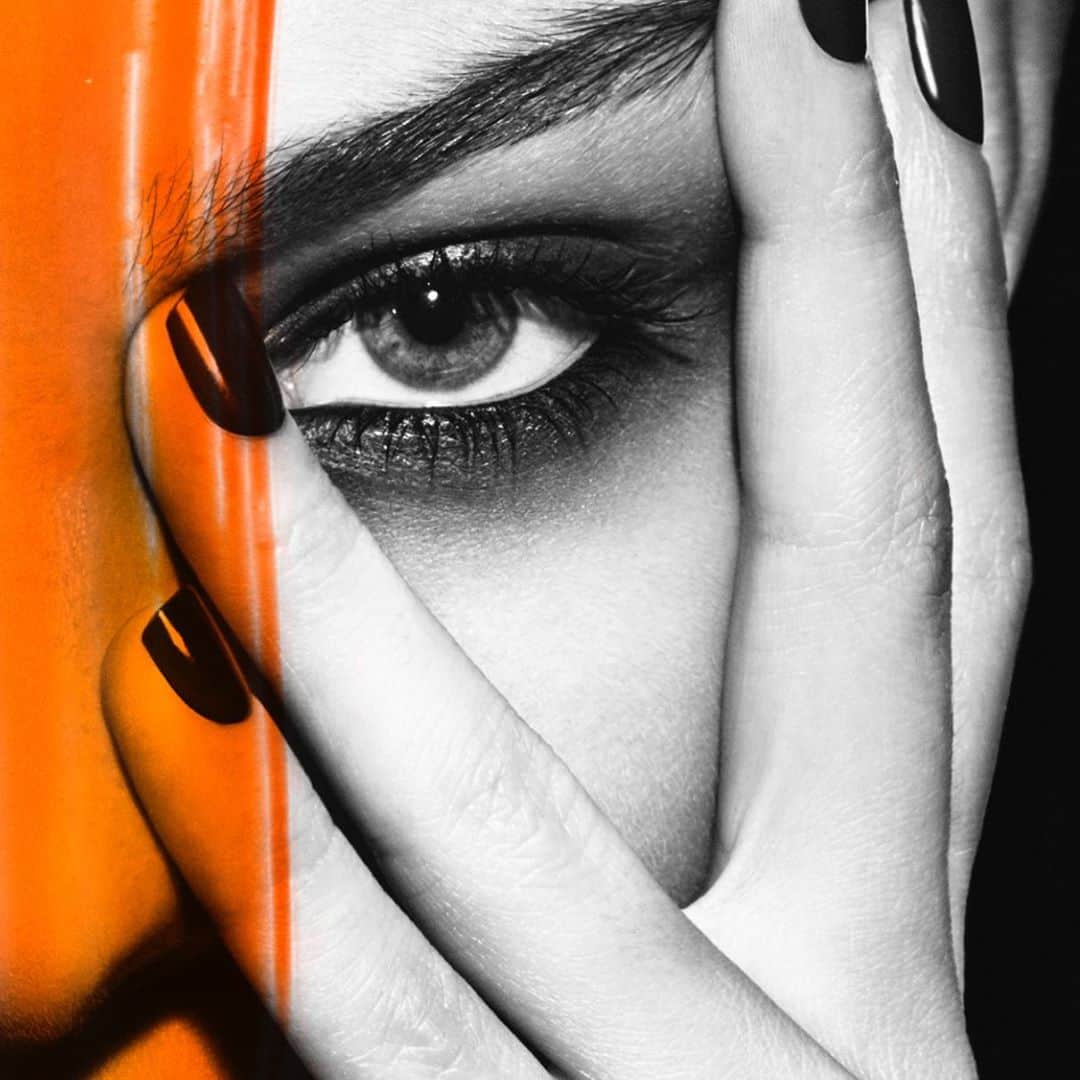 アディクションのインスタグラム：「My signature Smoky Eyes! 🖤🧡 #makeupxayako」