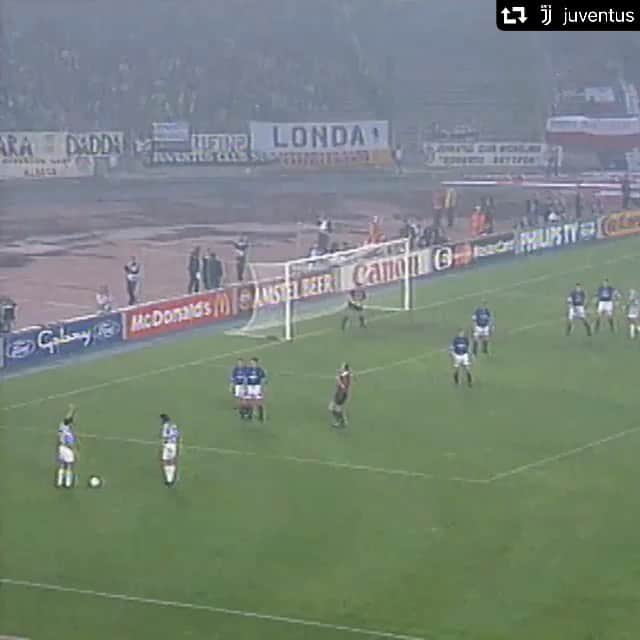 のインスタグラム：「@championsleague mood...Da martedì si riparte! @skysport  Quali saranno le due squadre in finale? #ADP10 🤪 . . .  #repost @juventus  . 🎯 The perfect free-kick doesn't exi-  #GoalOfTheDay #UCL #ForzaJuve」