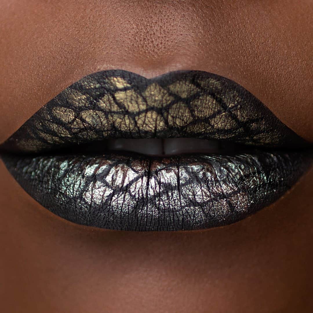 Smashboxのインスタグラム：「Raise your hand if if you pick your makeup first, costume second ✋ ⠀⠀⠀⠀⠀⠀⠀⠀⠀ 🖤AO Liquid Liner 🖤AO Liquid Lipstick in Tarpit 🖤Cover Shot Eye Palette in Prickly Pear」