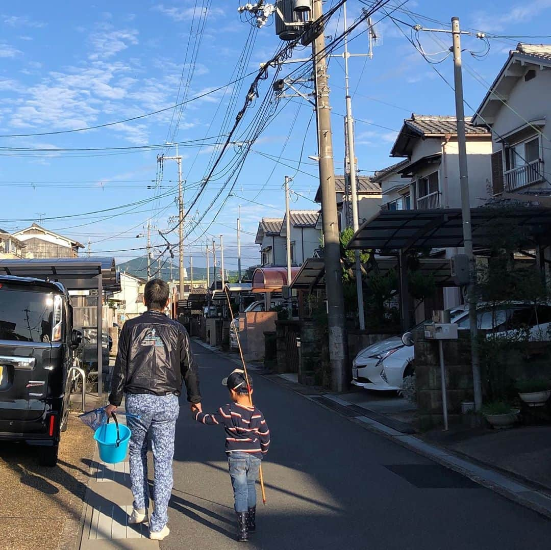 生島早織さんのインスタグラム写真 - (生島早織Instagram)「日曜日❣️  双子達は別行動の午後😊  長男はじーじと畑仕事→川で魚釣🎣  次男は、私と蝶採り🦋→精米🌾→花市場🌼  長男はいつも通りの外遊びですが、次男が外で遊び続けるのは珍しい😅  虫嫌いの次男も蝶だけは🦋👍 蝶も魚も収穫あり👍  お花好きの次男は、玄米から白米になるのを見れて大喜び🤣 その後行った花問屋さんではテンションマックス🤣❣️  自宅に帰ってからも長男と合流して鉢をあっちへ置いたりこっちへ置いたり💐  明日は、今日捕ったお魚や海老を幼稚園に持って行くらしい。  コウロギやバッタも待って行って欲しいけど😅  今は夏から飼っているカブトムシの籠 クワガタの籠 コウロギの籠 ザリガニの籠 魚海老の籠 バッタの籠  もうこれ以上は・・・😅  冬になれば無くなるのかな？  まっ、虫捕りに一緒に行けるだけでも私成長したわ〜😅  全力投球の週末が終わった😃  また明日から頑張ろう⛳️  #双子育児 #双子ママ #双子それぞれ #双子あるある #じーじ大活躍 #週末の過ごし方 #週末終わったー」10月19日 1時19分 - saori.ikushima