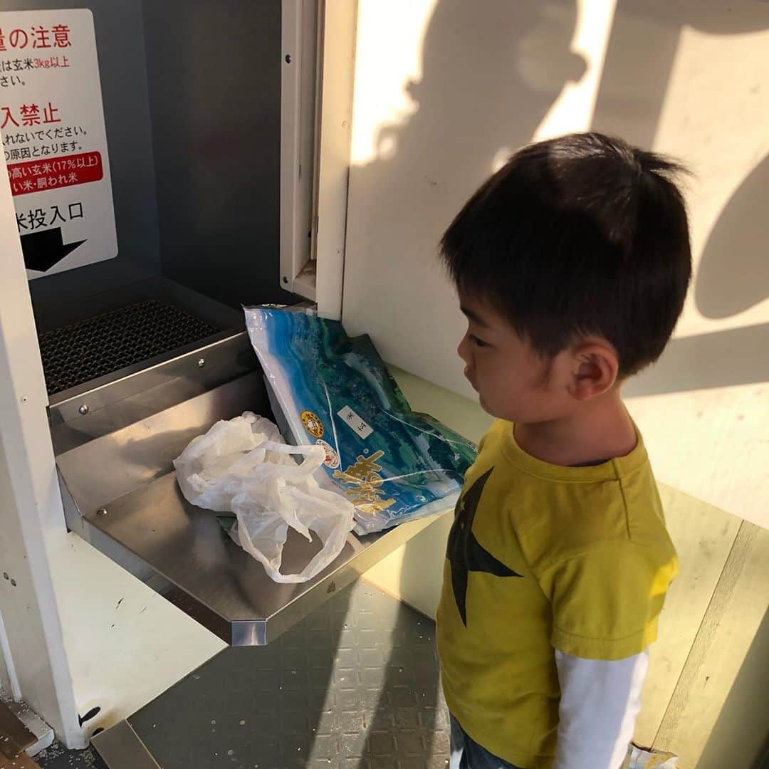 生島早織さんのインスタグラム写真 - (生島早織Instagram)「日曜日❣️  双子達は別行動の午後😊  長男はじーじと畑仕事→川で魚釣🎣  次男は、私と蝶採り🦋→精米🌾→花市場🌼  長男はいつも通りの外遊びですが、次男が外で遊び続けるのは珍しい😅  虫嫌いの次男も蝶だけは🦋👍 蝶も魚も収穫あり👍  お花好きの次男は、玄米から白米になるのを見れて大喜び🤣 その後行った花問屋さんではテンションマックス🤣❣️  自宅に帰ってからも長男と合流して鉢をあっちへ置いたりこっちへ置いたり💐  明日は、今日捕ったお魚や海老を幼稚園に持って行くらしい。  コウロギやバッタも待って行って欲しいけど😅  今は夏から飼っているカブトムシの籠 クワガタの籠 コウロギの籠 ザリガニの籠 魚海老の籠 バッタの籠  もうこれ以上は・・・😅  冬になれば無くなるのかな？  まっ、虫捕りに一緒に行けるだけでも私成長したわ〜😅  全力投球の週末が終わった😃  また明日から頑張ろう⛳️  #双子育児 #双子ママ #双子それぞれ #双子あるある #じーじ大活躍 #週末の過ごし方 #週末終わったー」10月19日 1時19分 - saori.ikushima