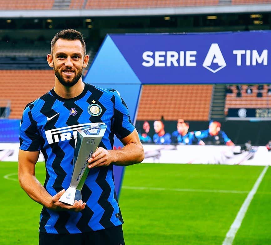 インテルナツィオナーレ・ミラノさんのインスタグラム写真 - (インテルナツィオナーレ・ミラノInstagram)「RECOGNITION 👏⚫️🔵 Ahead of the #DerbyMilano, @stefandevrij was awarded the prize for best defender in the 2019/20 #SerieA season. #Inter #ForzaInter #DeVrij #Football」10月19日 1時20分 - inter