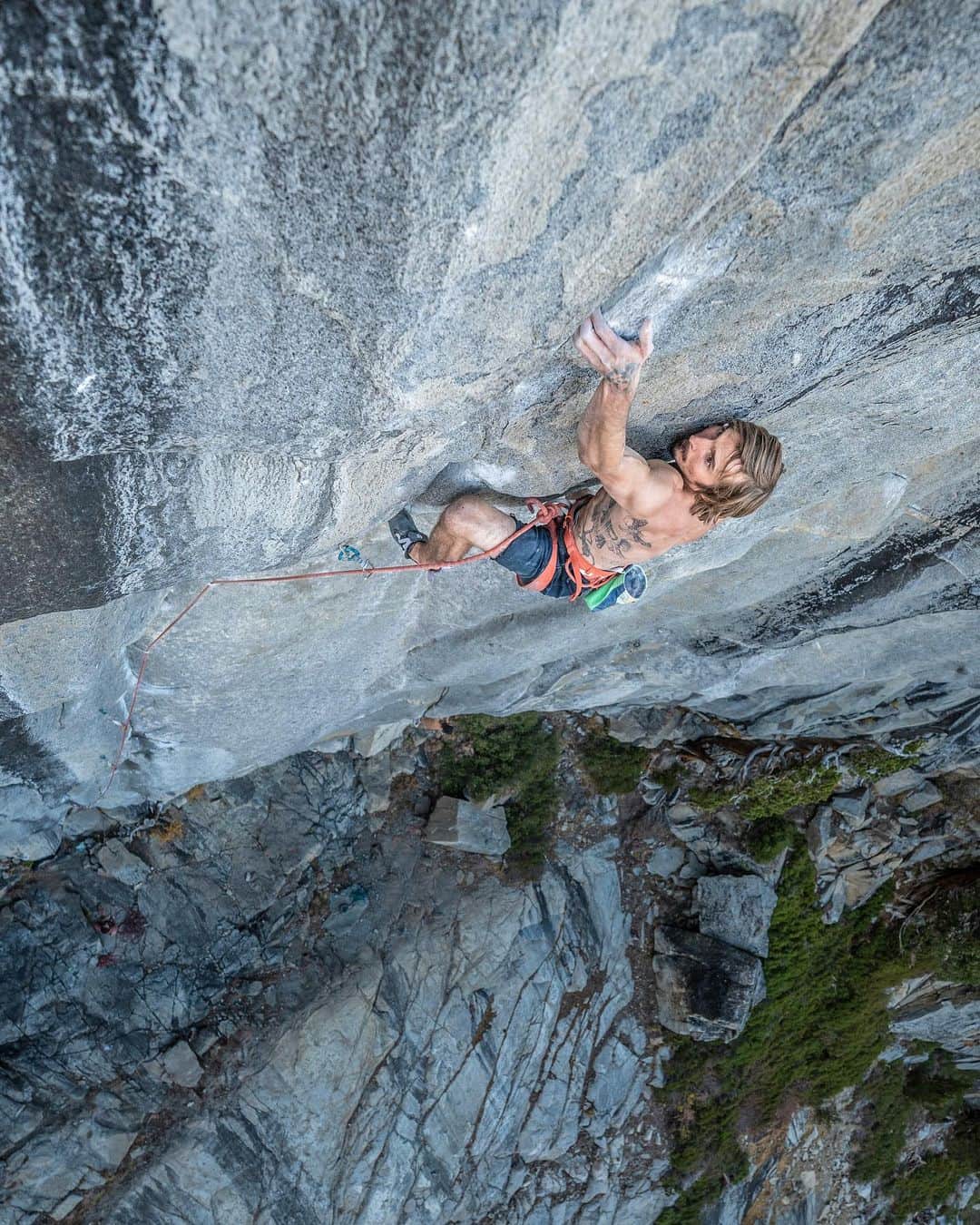 ダニエル・ウッズのインスタグラム：「“Weekend at Bernies” (14a/8b+)  Best in the world shit right here. Props to @joekinder for opening such a perfect line!  Tech/power granite climbing  Photos @neilson.ben 🔥」
