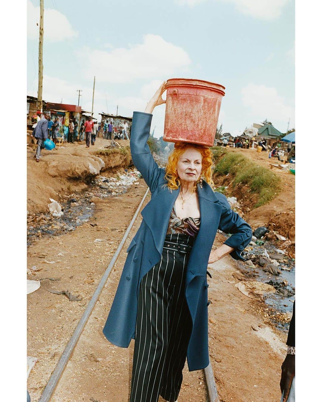 ヴィヴィアンウエストウッドさんのインスタグラム写真 - (ヴィヴィアンウエストウッドInstagram)「“We joined the scheme in 2010, making bags in Africa, training and improving skills through dignified work. We began in 2010 with a pilot project of 30 people. Now in 2020 there are 2,600, lifting people out of poverty." - Vivienne Westwood⁠⠀ ⁠⠀ Photography by @juergentellerstudio⁠⠀ ⁠⠀ @ethicalfashion⁠⠀ ⁠⠀ #ArtisanFashion #WorkNotCharity #SustainableFashion #EthicalFashion」10月19日 1時32分 - viviennewestwood