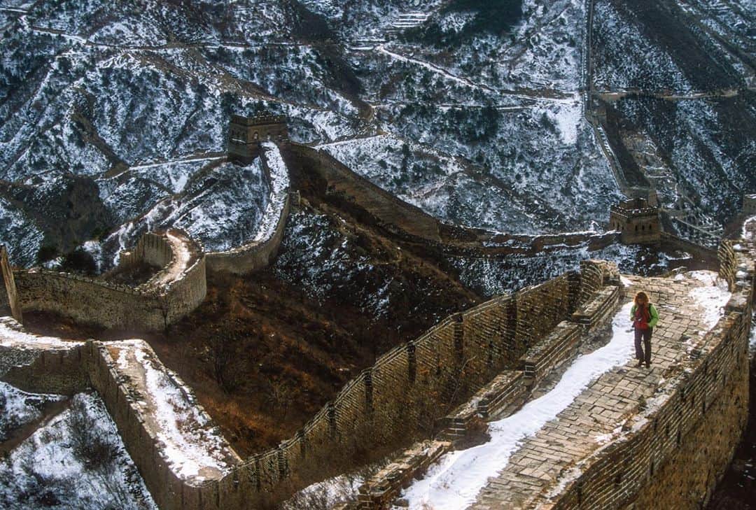 Michael Yamashitaさんのインスタグラム写真 - (Michael YamashitaInstagram)「The Great Wall of China was a series of walls and fortifications, totaling more than 13,000 miles in length, located in northern China. Perhaps the most recognizable symbol of China, the Great Wall was originally conceived as a means of preventing incursions from nomadic tribes. The best-known and best-preserved sections of the Great Wall were built in the 14th through 17th centuries during the Ming dynasty. Though the Great Wall never effectively prevented invaders from entering China - some invaders merely made end runs -- the paths along the top of the wall aided the movement of Chinese soldiers and equipment. Even so, China’s iconic military monument was an imperfect defense in its long struggle against the irrepressible nomads from the north. It did, however, function as a powerful monument to the Chinese civilization’s enduring strength and a symbol, both physical – as a manifestation of Chinese might -- as well as psychological -- representing the Chinese government's ability to repel foreign influences and exert control over its citizens. The wall stands as the world's largest military structure and has been designated a UNESCO World Heritage site. But no, it can’t be seen from outer space. #greatwallofchina #greatwall #mingdynasty #worldheritagesite」10月19日 1時23分 - yamashitaphoto
