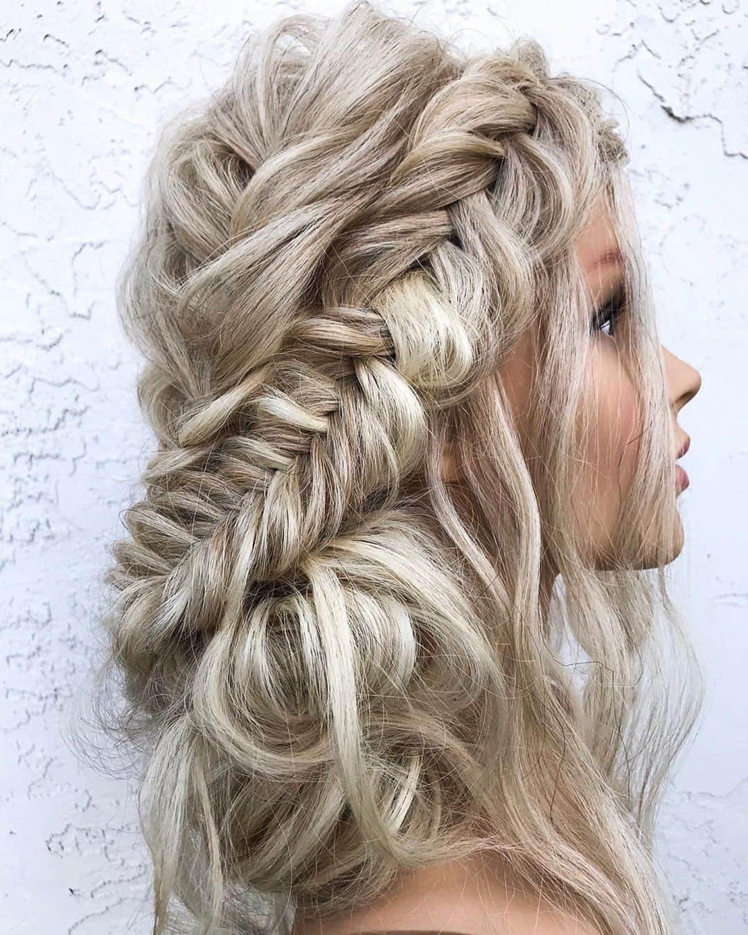 Sam Villaさんのインスタグラム写真 - (Sam VillaInstagram)「Prepping for #weddingseason 2021? Build your digital resume to reflect all that you are capable of! Effortless and intricate #braids like this #style by @svglamour are great for any #bohobride.」10月19日 1時25分 - samvillahair