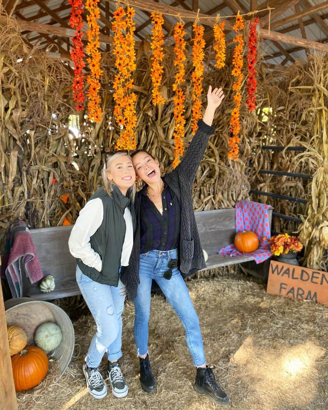 Maddie & Taeのインスタグラム：「We pumpkin patched our little hearts out this weekend 🧡」