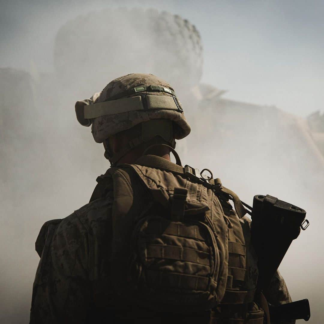 アメリカ海兵隊さんのインスタグラム写真 - (アメリカ海兵隊Instagram)「Hidden in the Mist  Lance Cpl. Riley E. Abbot, @2ndmlg_marines, sweeps for improvised explosive devices during Integrated Training Exercise 1-21 at @thecombatcenter.  ITX, which is the most comprehensive training there, focuses on the tactical application of combined-arms maneuver as well as offensive and defensive operations during combat. (U.S. Marine Corps photo by Lance Cpl. Shane T. Beaubien)  #USMC #Military #Marines #ITX」10月19日 1時32分 - marines