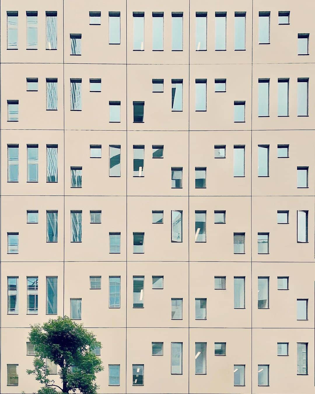 uoriのインスタグラム：「#archilovers  #igersjp  #tv_leadinglines  #rsa_streetview  #instagramjapan  #lookingup_architecture  #art_chitecture_  #rustlord_archdesign  #minimal_lookup  #Sky_High_Architecture  #icu_architecture  #excellent_structure  #skyscraping_architecture  #diagonal_symmetry  #tv_buildings  #cool_pointy_things  #indies_minimal  #rsa_symmetrical  #drugougleb  #ShotoniPhone #1_unlimited  #rustlord_unity  #structure_bestshots  #raw_architecture #archi_focus_on  #archi_unlimited #gf_architecture」