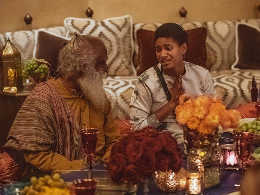 ウィロー・スミスさんのインスタグラム写真 - (ウィロー・スミスInstagram)「Rare sighting of <@sadhguru> helping me through my existential crisis // INFINITE GRATITUDE for this moment with this spectacular human being // photocred: @alansilfen」10月19日 1時32分 - willowsmith