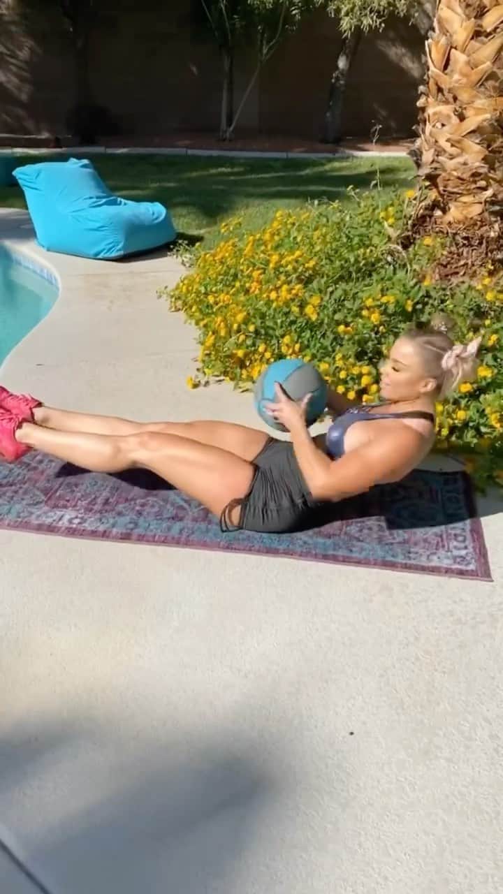 Lauren Drain Kaganのインスタグラム：「WEIGHTED BALL WORKOUT powered by @ashocenergy  3-4 Rounds of: 1) Wall balls x 1 min  2) Oblique twists x 1 min 3) Ball Thrusters x 1 min 4) Weighted V ups x 1 min 5) Ball Slams x 1 min  Follow @laurendrainfit for more workouts and daily motivation!」