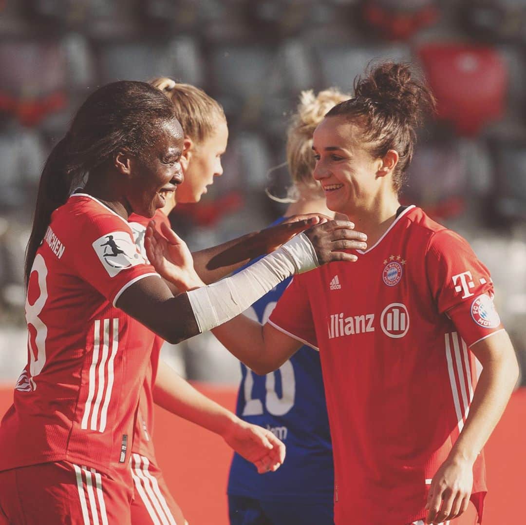 Lina Magullのインスタグラム：「Schöne Sonntach mit nem Sieg 🦾Allez allez mon amie @vivi_asseyi 😄☺️ #beRedy #fcbfrauen #3:0 #TEAM #loveit」