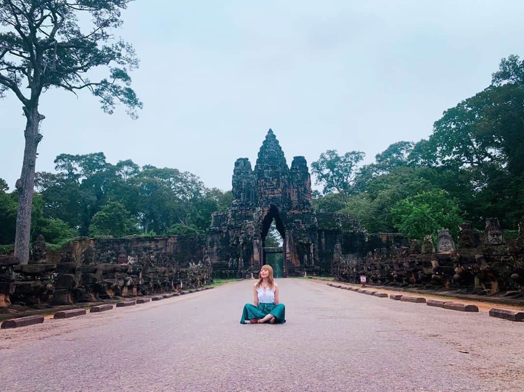 まきたんさんのインスタグラム写真 - (まきたんInstagram)「誰もいないAngkor Wat. 12世期前半に作られたってどれだけ前だ。 木々達がすごかった。 観光VISAじゃいま入国出来ないから人が誰もいなくてこんな写真も撮れた🥺❤️  やはりその場に行き自分の目で見て流れる空気を感じて、リアルを体験する事は何よりも大切だと感じます。  百聞は一見にしかず。 これは本当。  私はこれからも自分で見たもの、感じた事しか信じません。  本質的な判断も結局はそこにたどり着くような気がします。  世界中もっともっと色んな景色を見たいなぁ〜人生なんてあっとゆーまに終わる。  誰でもない自分の人生を生きよう  カンボジアでやりたい事沢山できた。 やらなければいけないことかな？😌❤️  #Angkor wat #シェムリアップ #カンボジア　#Cambodia #カンボジアの女帝made in japan」10月19日 1時43分 - makitan.investor