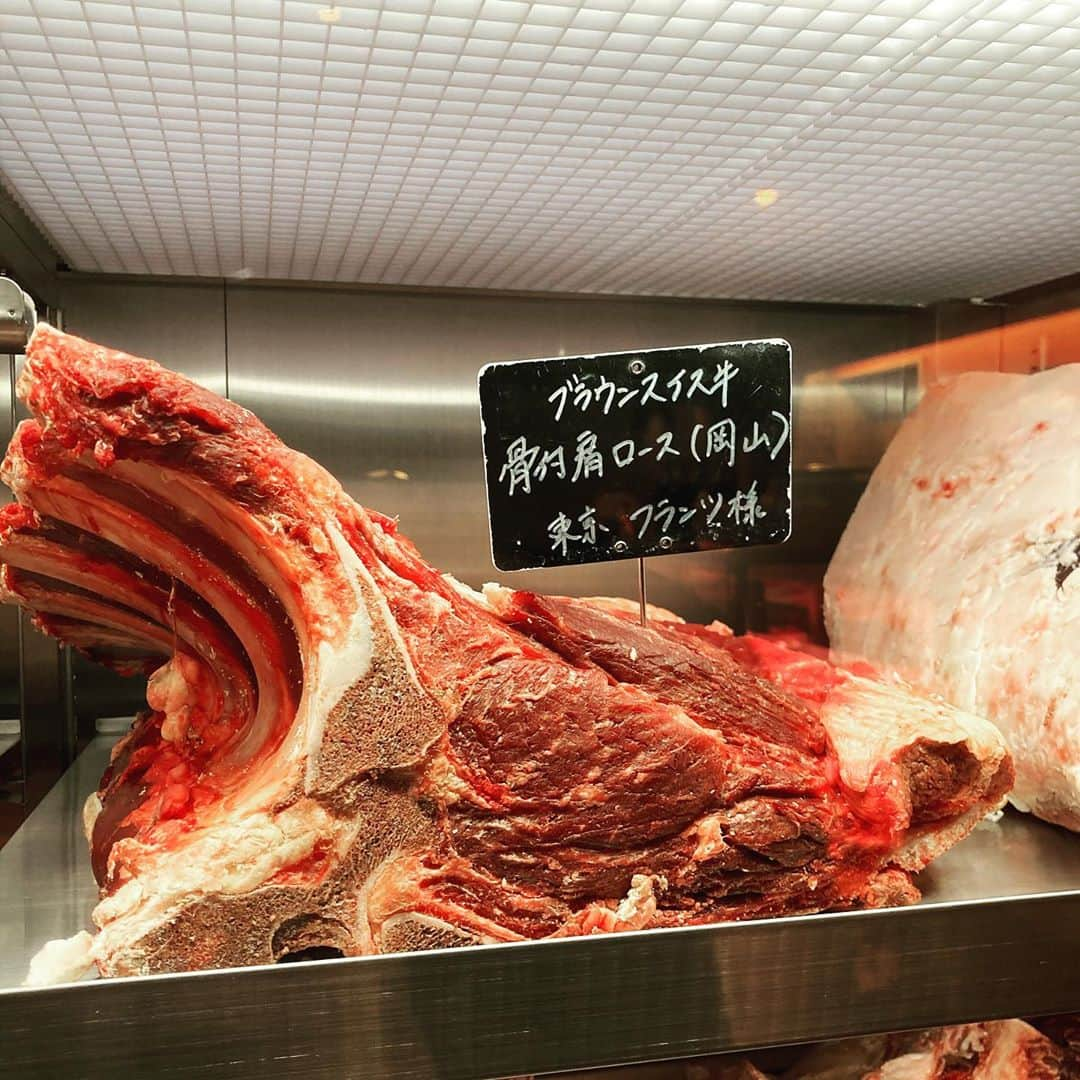 桜井誠さんのインスタグラム写真 - (桜井誠Instagram)「国内屈指の熟成肉販売店、滋賀「サカエヤ」さんにお邪魔しました。 凛としたショーケースに並ぶ極上のお肉達。どれも仕事の行き届いた綺麗な品々。 その中でも、一段と大きい枝肉がズラリと並ぶ熟成庫に目を向けた時、中学からの同級生夫婦が営むお店のお肉が、時間をかけてゆっくりとその時を待っていた。 思いがけない繋がりに、心がふっと柔らかくなりました。 近いうちにまた行かなくちゃ。こんなにも美味しそうなお肉が食べられるんだもの。 #サカエヤ #熟成肉 #近江牛 #フランツ」10月19日 1時43分 - m_sakurai_da