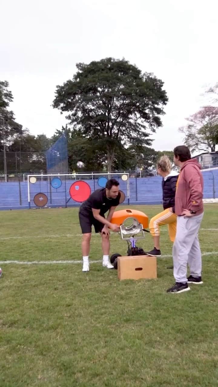 アレッサンドロ・ローザ・ヴィエイラのインスタグラム：「“O segredo é conversar com a bola”   Entenderam @alexavier @danilofsoto ?  LINK NO STORIES  Edição @adonias」