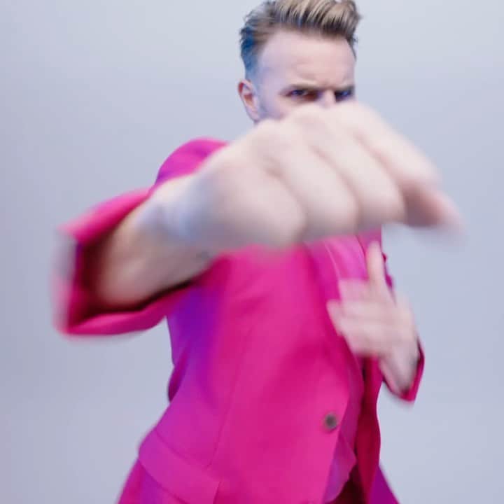 マイケル・ブーブレのインスタグラム：「Who’s ready to see the ‘Elita’ video ? It’s coming tomorrow! @officialgarybarlow @sebastianyatra」