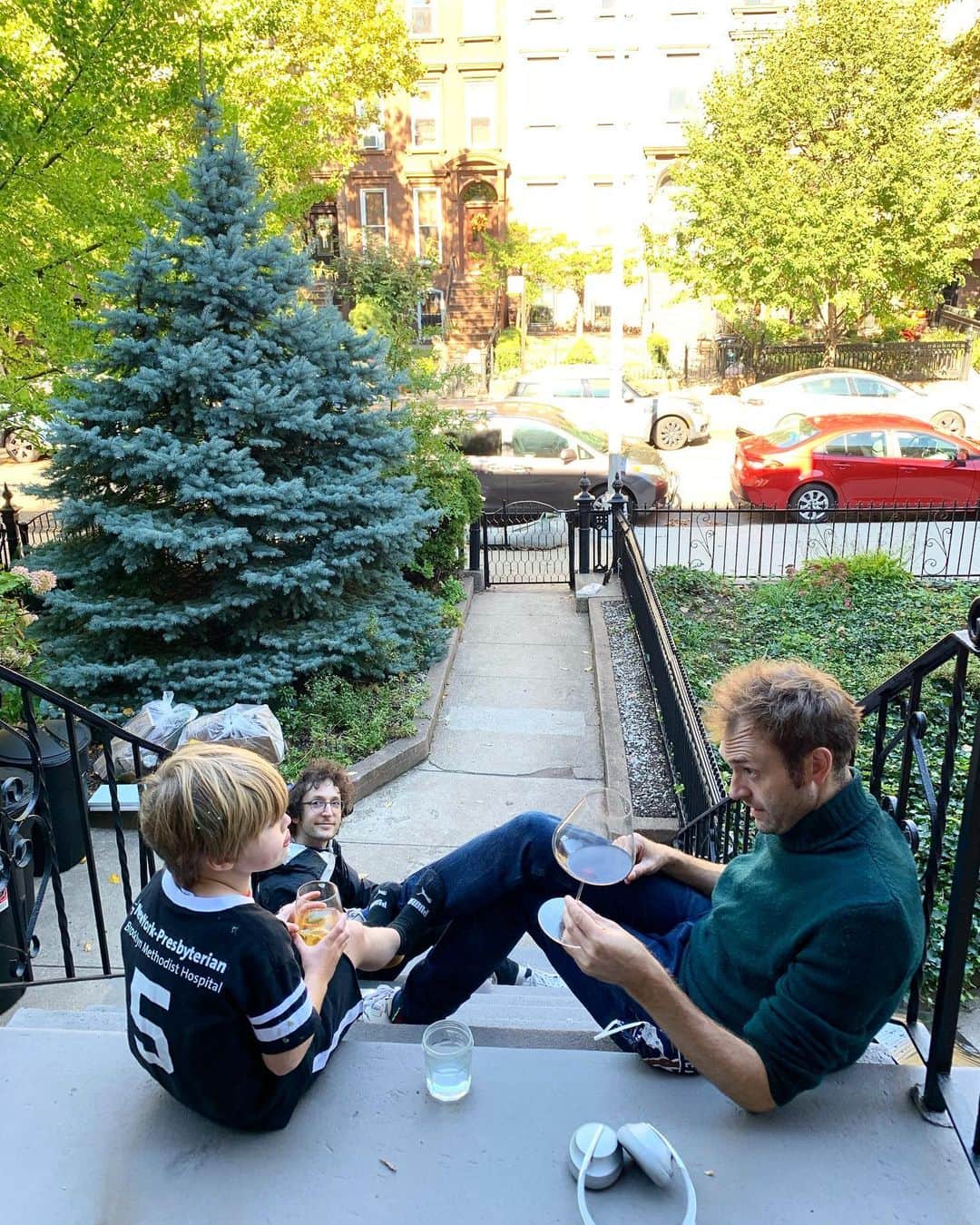 クレア・コフィーのインスタグラム：「saturday stoop life with @mooserob」