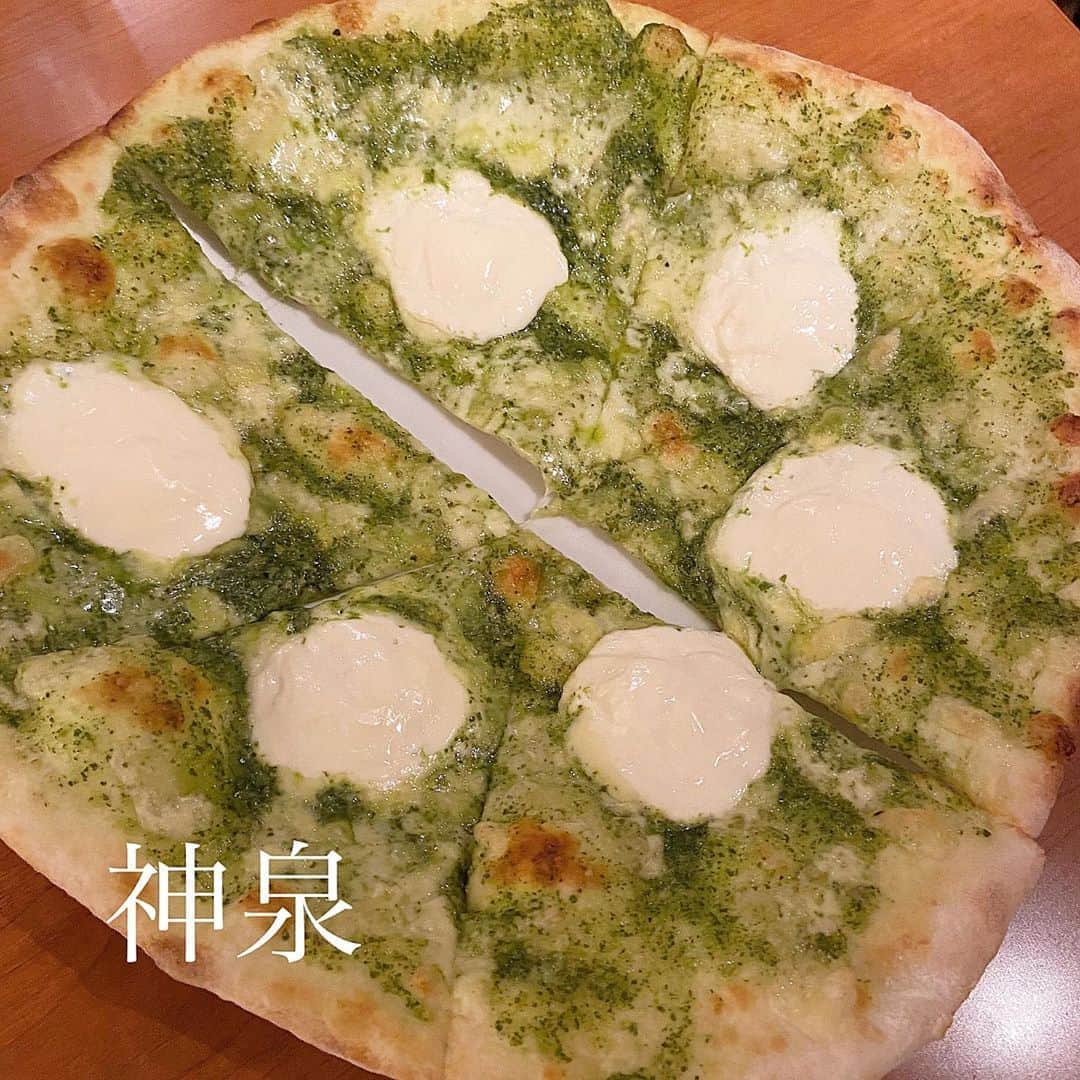 のインスタグラム：「🐬ワイン酒場 ウラッチェ！🌱 食べログ3.53 神泉 ． 名前、ウラッチョ！だと思ってた！笑笑 おいしそうなお店ないかなぁ〜って神泉あるいてたら、すごく賑わってて雰囲気美味しそうなお店入ったら美味しかった🐶❤️ このピザ500円だった安い笑笑 あさりの赤ワイン煮がすごく好きだった🙈でもジャンケン制でたべたらわたし負けて5個くらいしか食べられなかったあさりはわたしの味方してくれなかったのかな〜😨💡今度こんな感じの料理作りたい🥺❤︎ 店内は広くはなかったけどあったかい感じでとてもよかったですー🍻おーきーにーいりーー✌️ おなかいっぱい〜〜〜 ．  #東京グルメ#東京ディナー#東京観光#東京カフェ#洋食#instagood#fff#lfl#インスタ映え #表参道カフェ#渋谷グルメ#東京カフェ巡り#焼肉#代官山グルメ#イタリアン #グルメスタグラム#三軒茶屋カフェ#吉祥寺カフェ#西麻布グルメ#東京コース料理#神泉グルメ#銀座グルメ#食べログ #表参道グルメ#グルメ好きな人と繋がりたい#フォロー返し#東京カフェランチ#tokyostyle#神泉ディナー」