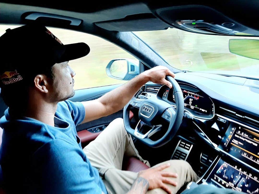 ミシェル・ボレーズのインスタグラム：「Just cruising  @audifrance  #quattro  #SQ8」
