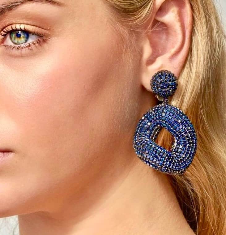 のインスタグラム：「Kate the great. A sophisticated take on the traditional hoop. An organic shape is brilliantly lit with captivating deep blue pavé crystals. #sparkle, #shine, #sachinandbabi」