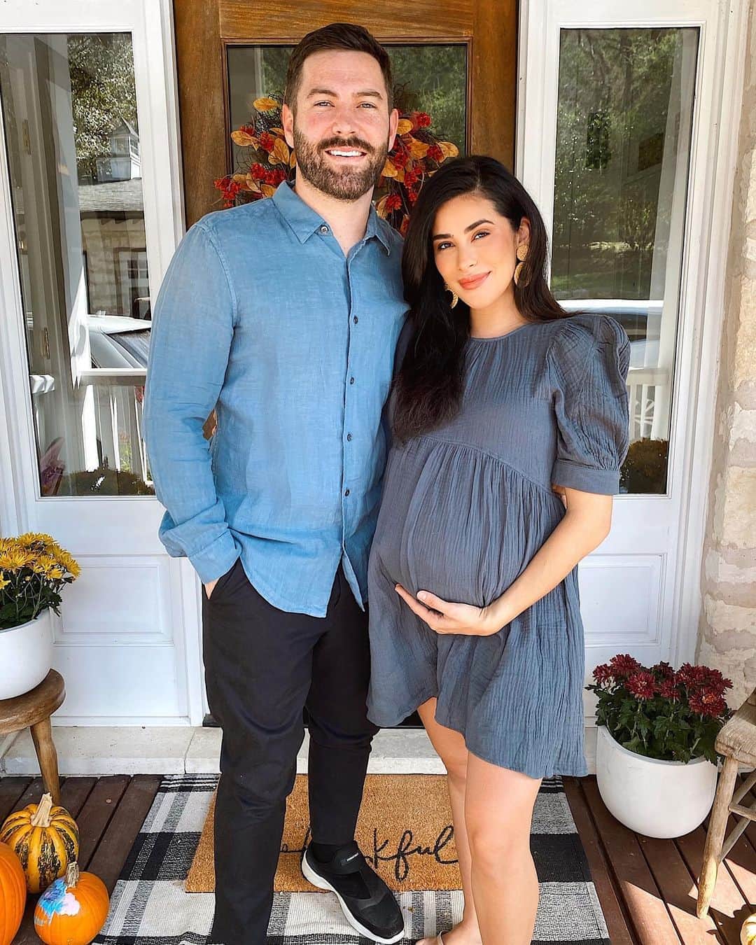 Sazan Hendrixさんのインスタグラム写真 - (Sazan HendrixInstagram)「37 weeks today 🤰🏻✨ we’re heading to my in-laws for our baby girl’s sprinkle gathering! Can’t believe she’ll be here any day now 💖 #37weeks #babyhendrix #happysunday」10月19日 2時02分 - sazan