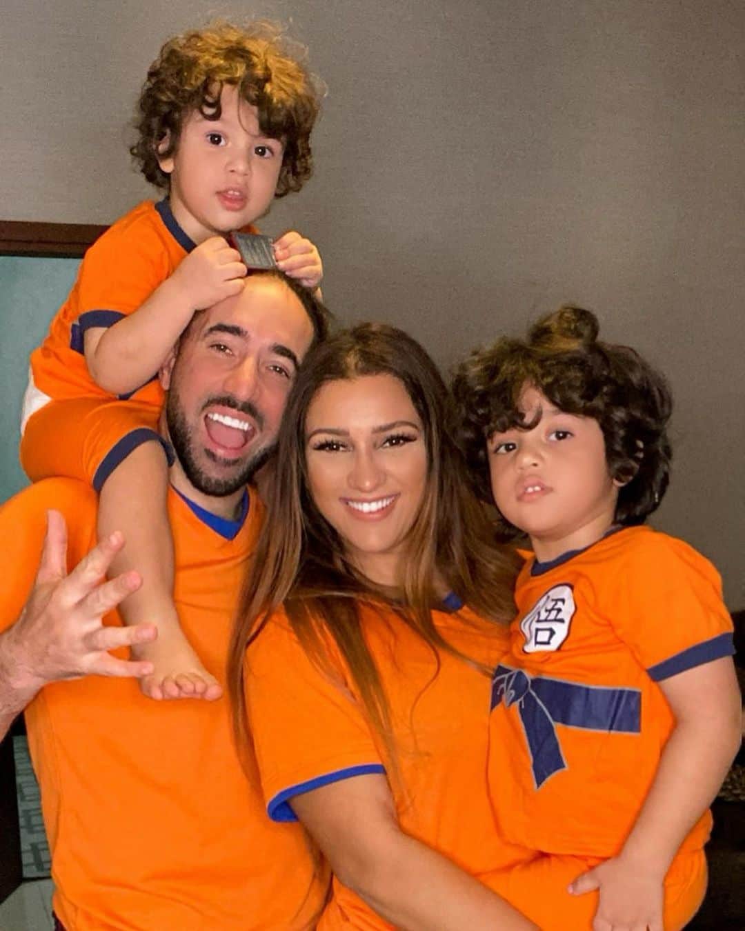ショーン・ガルニエのインスタグラム：「BACK HOME 🏠❤️ Which DBZ character is your favorites ? Comments + follow @souhila.garnier to get a follow back  🔸 After 1 month in France I am back with my family in dubai !!!! 👊🏼👊🏼👊🏼 🔸 🇫🇷 Après un mois à Paris je reviens à Dubaï auprès de ma famille ... 👍🏻🔥🏠 Quel est ton personnage DBZ favoris ? Commentes et follow @souhila.garnier pour avoir un follow back ! #garnierfamily #seangarnier #souhila #famille #home #beback」