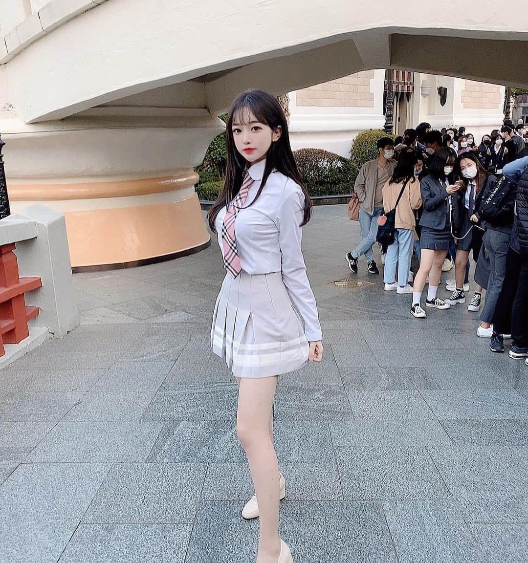 ハ・ウネのインスタグラム：「픽미픽미 픽미업👆🏻 #롯데월드 #교복 #롯데월드교복」