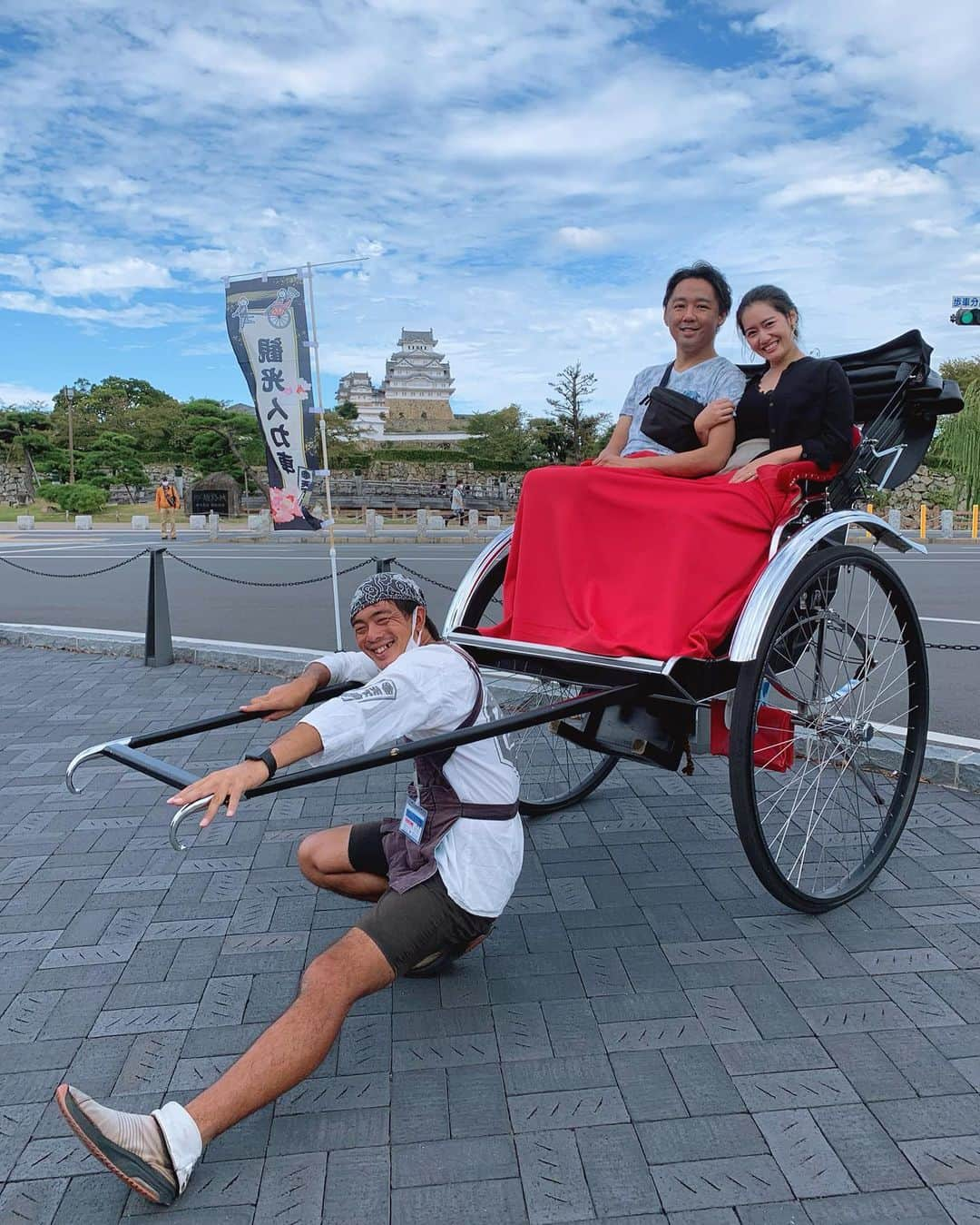 本山なみのインスタグラム：「初、人力車🌸🌸🌸 お兄さんのトークが面白くてつい、姫路でお供させていただきました〜 浅草でも大活躍されていたみたいです☺️ 美脚効果、すばらしいw  何度も姫路城におとずれましたが、さらなる表情のある姫路城を周っていただいて、ますます見惚れてしまい新たな発見です❣️  #人力車のお兄さん #人力車のお兄さんの写真のセンスの良さ  #神社巡り  #姫路城のある風景  #姫路城」