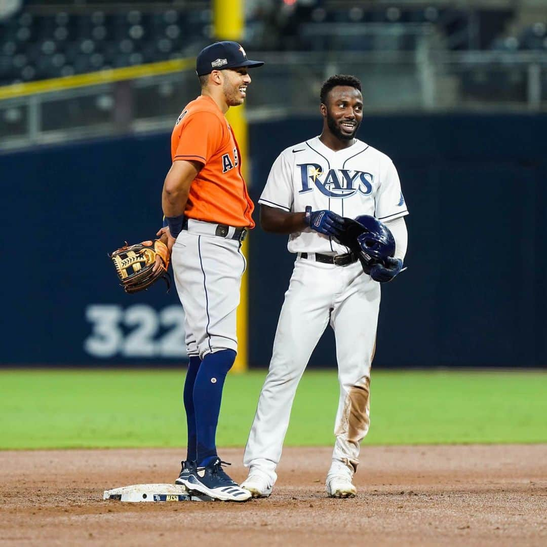 カルロス・コレアのインスタグラム：「CONGRATS TO RANDY AND THE TAMPA BAY RAYS. SUCH A GREAT SERIES, SO MUCH FUN. I MET RANDY LAST YEAR IN THE BATTING CAGES AT ROUNDROCK DURING MY REHAB ASSIGNMENT. I WAS IMPRESSED BY HIS ROUTINE, WORK ETHIC, AND THE LOUD NOISE OFF HIS BAT. WE ONLY GOT HIM OUT A FEW TIMES IN A 4 GAME SERIES THAT TIME. IT WAS NO DIFFERENT AT THE BIGGEST STAGE IN BASEBALL. SUCCESS LIKE HIS DOESNT COME BY ACCIDENT. HE’S BEEN WORKING ON HIS CRAFT FOR BIG MOMENTS LIKE THIS. KEEP SHINING BROTHER 👊🏽」