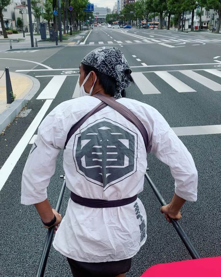 本山なみのインスタグラム：「#人力車のお兄さん #安定感抜群 #神社巡り  #姫路城のある風景  #姫路城」