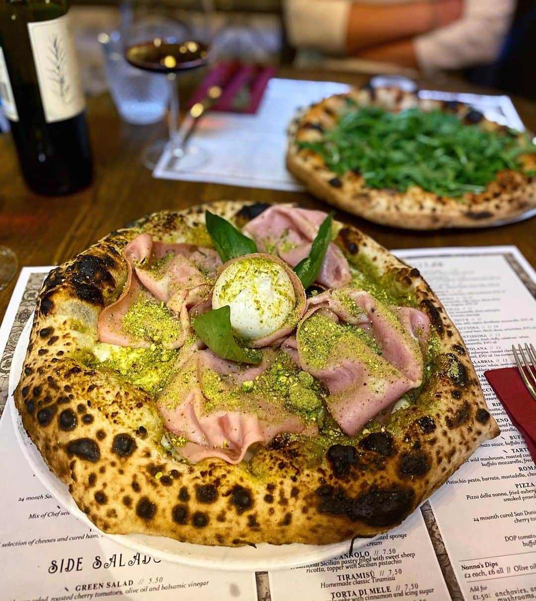 Eat With Steph & Coのインスタグラム：「A little slice of Italy hidden away in Chelsea serving up the most amazing pizzas 🍕   Lovely little restaurant with friendly staff. Very cosy for winter catch ups or candlelit dates 🕯    This pizza had a pistachio pesto base and pistachio crumb on top - incredible.   Location: Chelsea Price: £8-£15/pizza Cuisine: italian Best for: date night  Top dish: gorgonzola bruschetta and romagnola pizza Book ahead: recommended Vegan/veggie options: Both- impressed by the range of vegan for an italian!  #invite #cinquecento500   #yougottaeatthis #tastethisnext #foodlover #eattheworld #infatuation #eater #lovefood #cheatday #forkyea #food52 #infatuationlondon #food #foodie #londonfoodie #london #toplondonrestaurants #eatinglondon #onthetable #munchies #eatout #foodfeed #feeder #lovetoeat #londonfood #foodpics #cheatday #pizza #pizzatime」