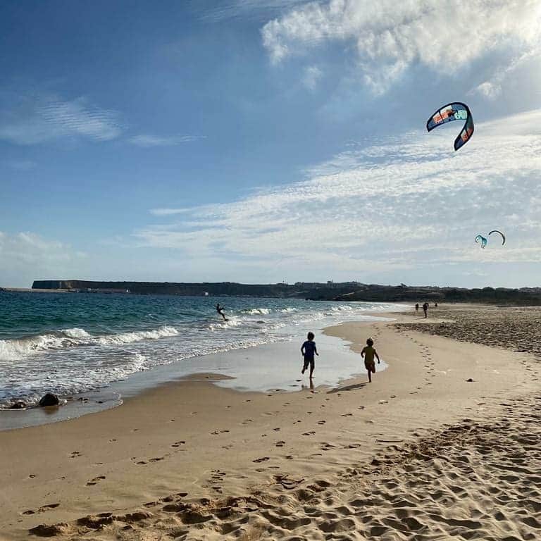 ロマン・グロージャンのインスタグラム：「Nothing can beat the feeling you have when your kids are running towards you being proud of their dad. I'm not a pro kitesurfer but Sacha, Simon and Camille were super impressed and screamed their happiness. I can't wait for the day we will be riding together and share some incredible souvenirs.  #r8g #dad #kitesurf  @duotone.kiteboarding @martinhal」