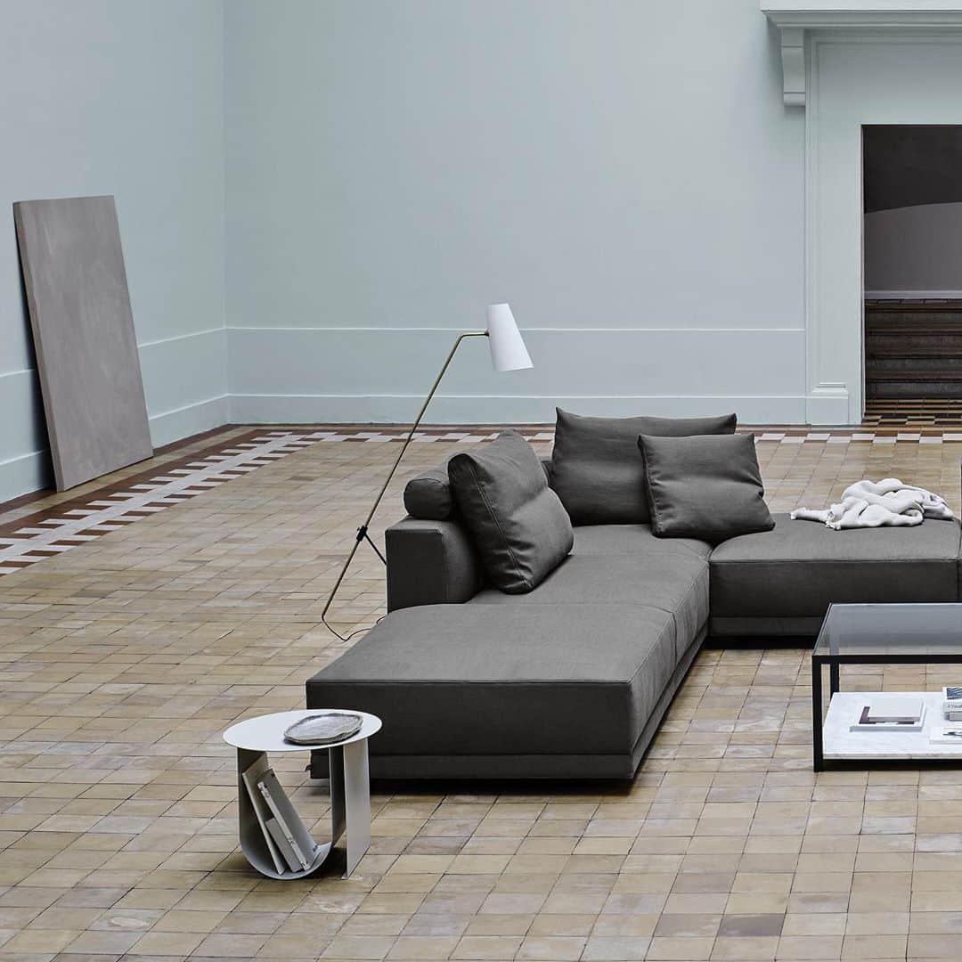 eilersenのインスタグラム：「The whole secret behind RIG's style and unique comfort is the combined a high, slim back with a seat drop in the actual frame. The higher the back, the greater the seating comfort.⁠⠀ •⁠⠀ •⁠⠀ •⁠⠀ #eilersen #eilersenfurniture #myeilersen #rig #interiordesign #homedecor #sofa #danishdesign #inredning #finahem #interiorlovers #interiordesign #modernliving #minimalism #nordiskehjem #nordicinspiration #nordicliving #craftsmanship #luxurylifestyle #boligindretning #designinterior #livingroominspo #boliginspiration #softminimalism #hemindredning #schönerwohnen #nordicminimalism」