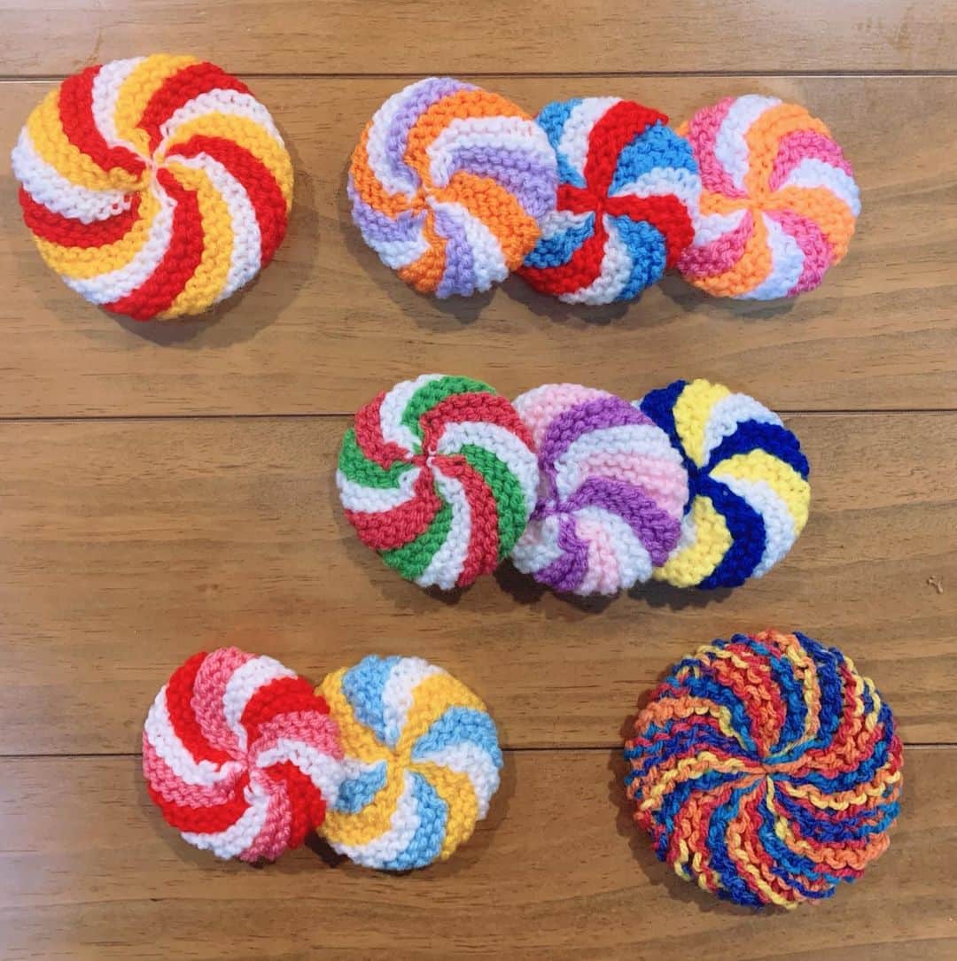 本山なみのインスタグラム：「おばあちゃんが毛糸で編んだスポンジ☺️💓 色づかい可愛くて器用やなぁぁ✨  #毛糸小物  #ハンドメイド #可愛い手作り品  #カラフル雑貨」