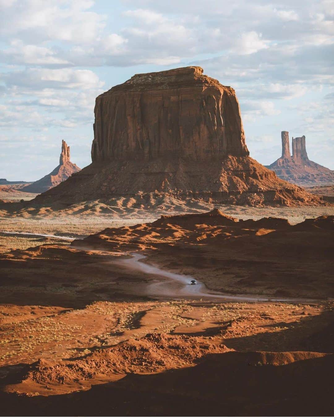 のインスタグラム：「Monument Valley just feels like holy ground. Photo by @giuligartner」