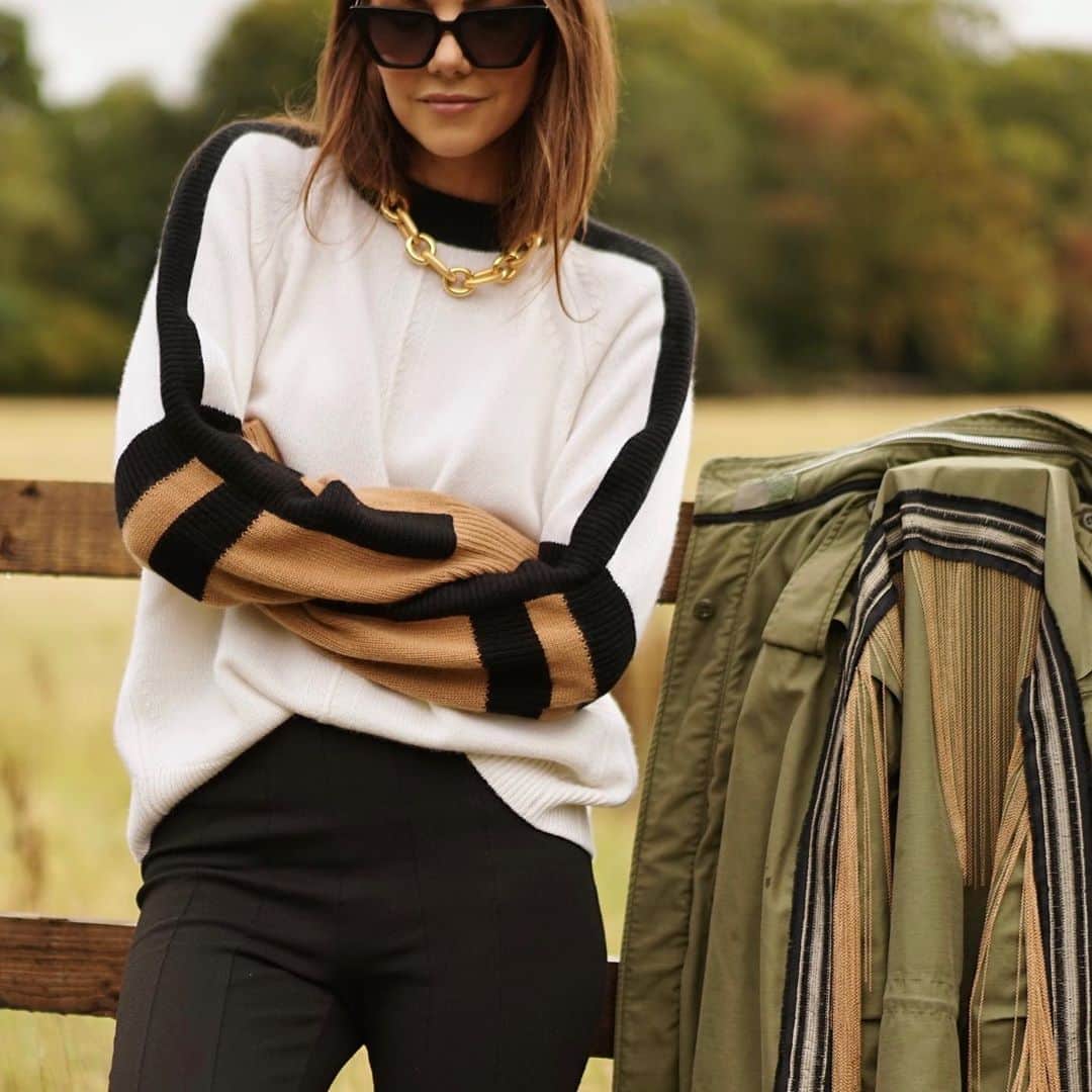 アマンダ ウェイクリーのインスタグラム：「Perfectly polished, effortlessly cool and subtly retro… the perfect piece to cosy up in   #retrostyle #colourblocking #cashmere #chunkyknit #sportsluxe #aw20 #retrostyle」