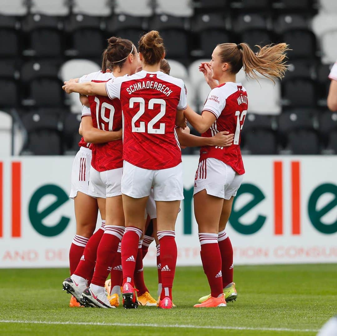 Arsenal Ladiesさんのインスタグラム写真 - (Arsenal LadiesInstagram)「SWIPE FOR CELEBRATION PICS! 😍 #NorthLondonDerby 🔴」10月19日 2時29分 - arsenalwfc