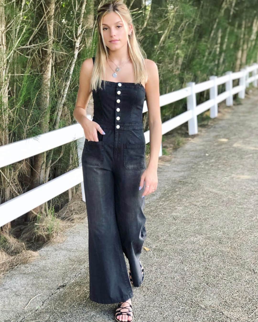 チェイサーのインスタグラム：「the jumpsuit of our dreams🖤😍👏🏽 @theshopxteenangel style#- CW8452 #falljumpsuit #utilityjumpsuit #chaserbrand #newarrivals #cutejumpsuit #fallfashion」