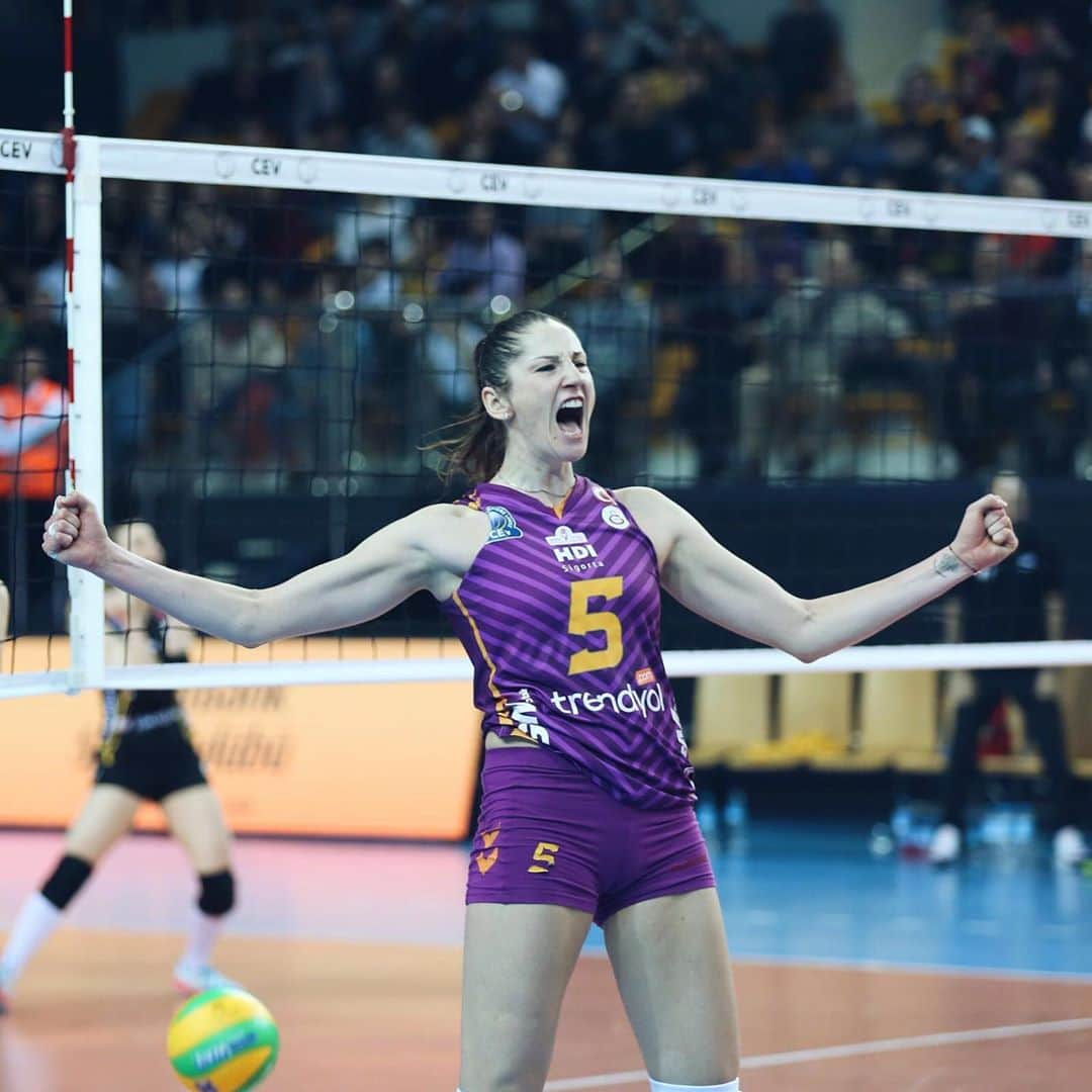 タチアナ・コシェレワのインスタグラム：「happy to be part of the Galatasaray @gsvoleybol family again ❤️🧡  See you soon 🚀😘  #cimbombom」