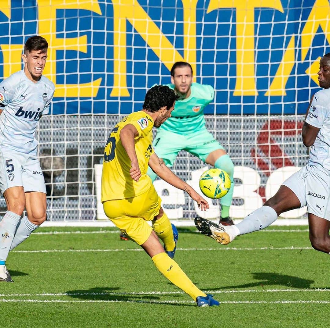 ダニエル・パレホのインスタグラム：「Hoy he metido uno de los goles más raros de mi carrera porque junta la máxima felicidad de estrenarme con el @villarrealcf y el dolor por hacerlo ante el @valenciacf .  Si hace sólo unos meses me dicen que iba a marcar contra el Valencia no me lo habría creído. Sin embargo, el fútbol me ha traído hasta aquí y hoy no puedo estar más satisfecho por haber ayudado a mi equipo a llevarnos tres puntos importantísimos... Endavant!!!」