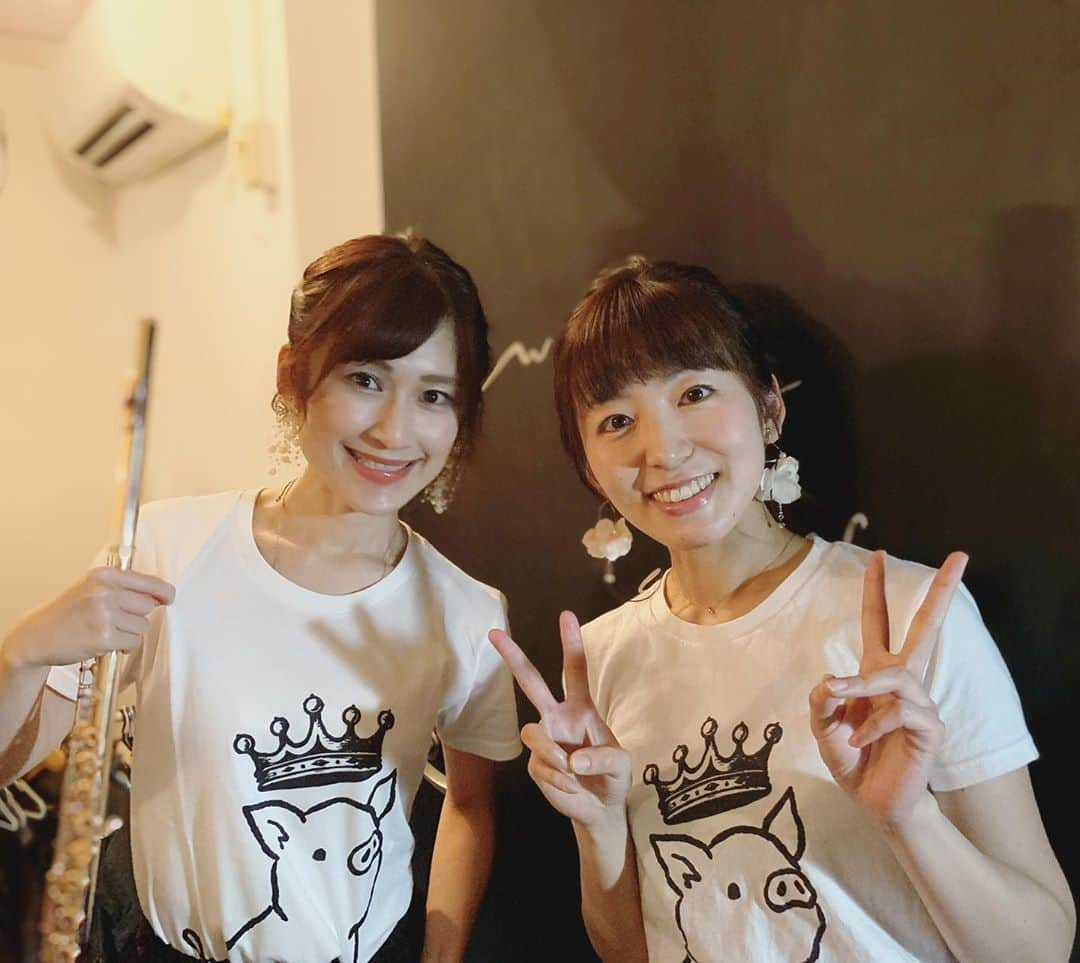 はたゆりこさんのインスタグラム写真 - (はたゆりこInstagram)「ワンマンライブのスペシャルゲストとしてご出演くださったフルーティスト日野真奈美さん💐  『夢幻鉄道』（#西野亮廣 カバー） 『星へと続く道』 『パレット』 『幸せの輪』 でコラボしていただき、バンドメンバーと共にジャズのスタンダード・ナンバー『フライ・ミー・トゥー・ザ・ムーン』を演奏してくださいました🌕  『麗しい』という言葉がぴったりの日野さん✨アーカイブを見返して、見惚れ＆聴き惚れてしまいました🥺  #はたゆりこワンマン #日野真奈美 #夢幻鉄道」10月19日 2時53分 - hatayuriko