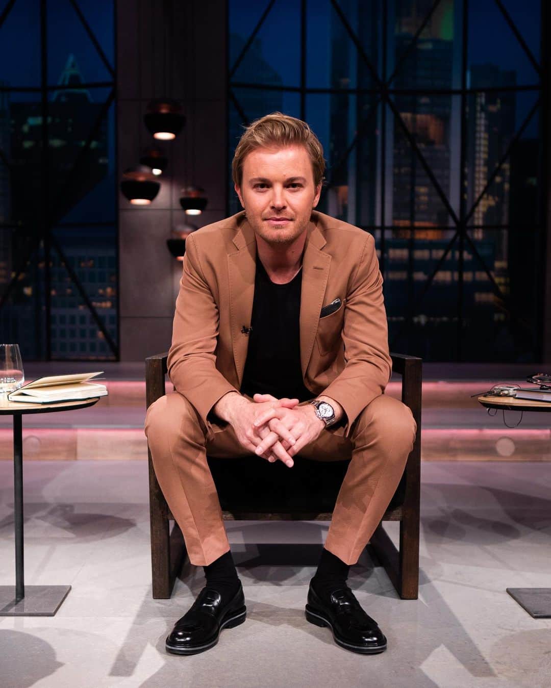 ニコ・ロズベルグのインスタグラム：「Another exciting evening wearing my @boss suit – tomorrow’s the season final of "Die Höhle der Löwen" (German Dragons' Den) 👍  Es macht großen Spaß als Investor die Startups & tollen Gründer kennenzulernen! Das Staffelfinale wird spannend...🙌 20:15h  Vox  #dhdl」